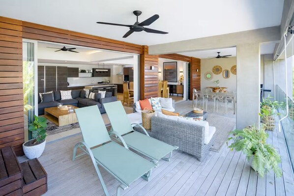 Living area - Manta Cove by Blue Zebra Holidays (Rivière Noire)