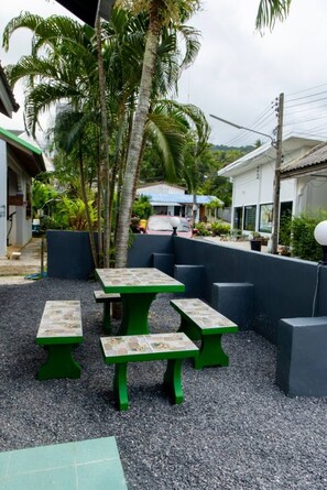 Outdoor dining - 4-bedroom bungalow in tranquil setting (Tambon Choeng Thale)