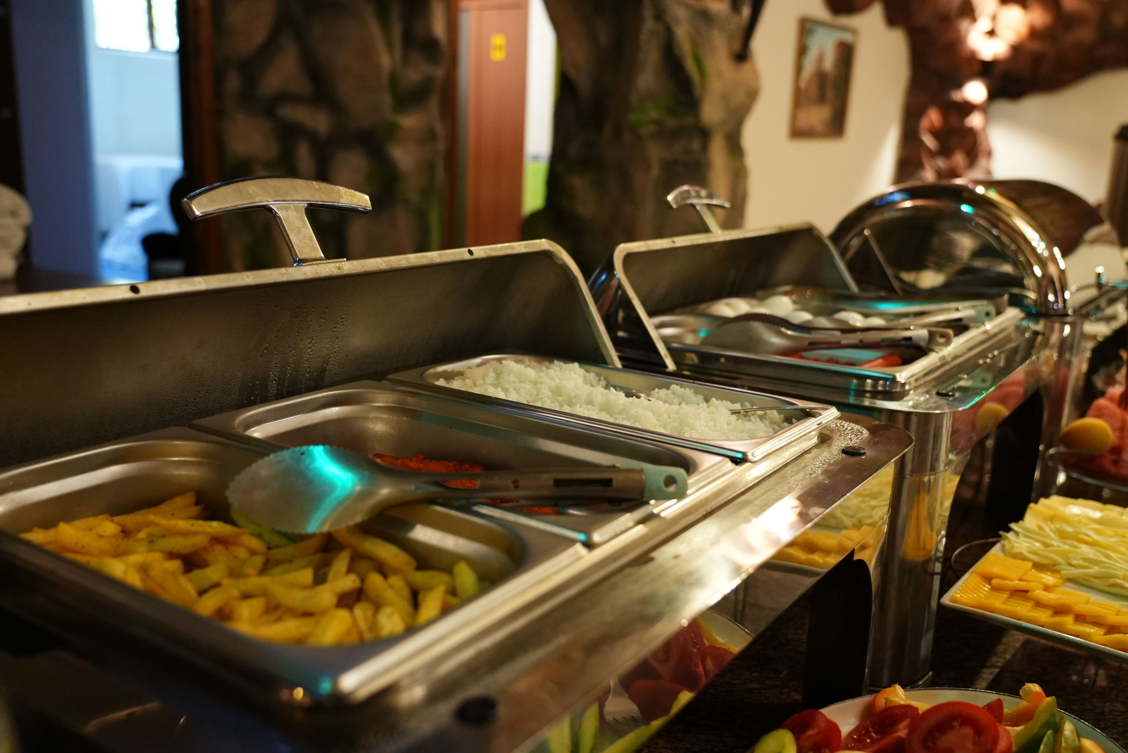 Buffet variado com arroz, batatas e legumes.