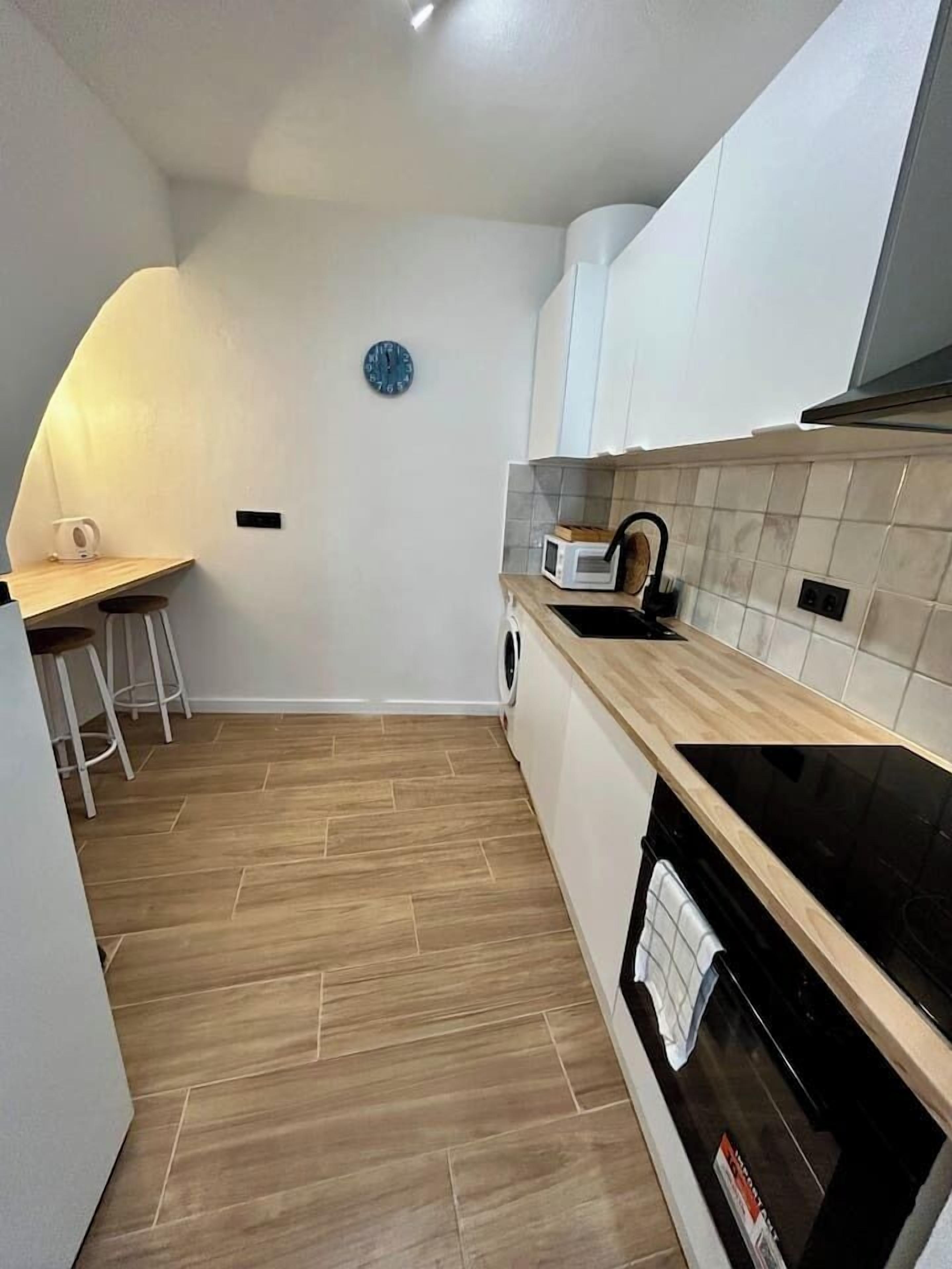 Coffee/tea maker, fridge, microwave, oven