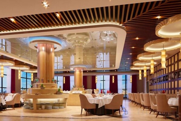 Un vestíbulo de hotel moderno con un área de estar central, varias mesas de comedor y una lámpara de araña grande.
