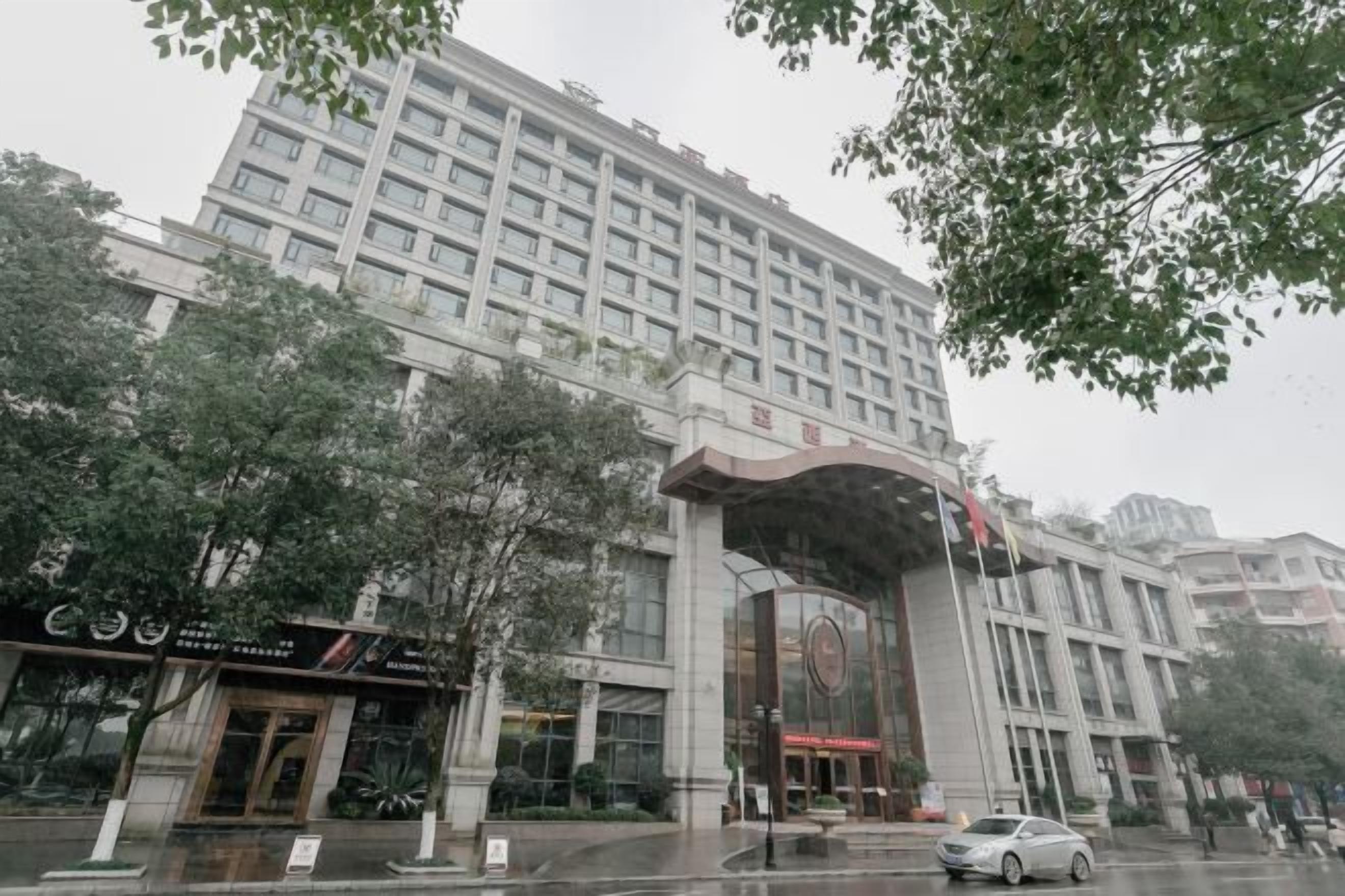 A multi-story hotel with a large entrance and a prominent sign.