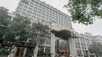 A multi-story hotel with a large entrance and a prominent sign.