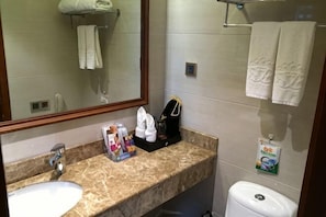 Bathroom - Xiushan Yaxi Hotel (Xiushan Railway Station) (Xiushan County)