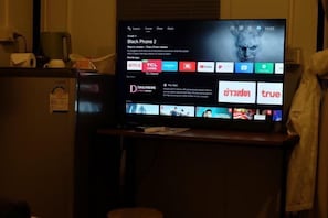 Un téléviseur affichant l’interface d’un service de diffusion en continu, avec différentes options de contenu.