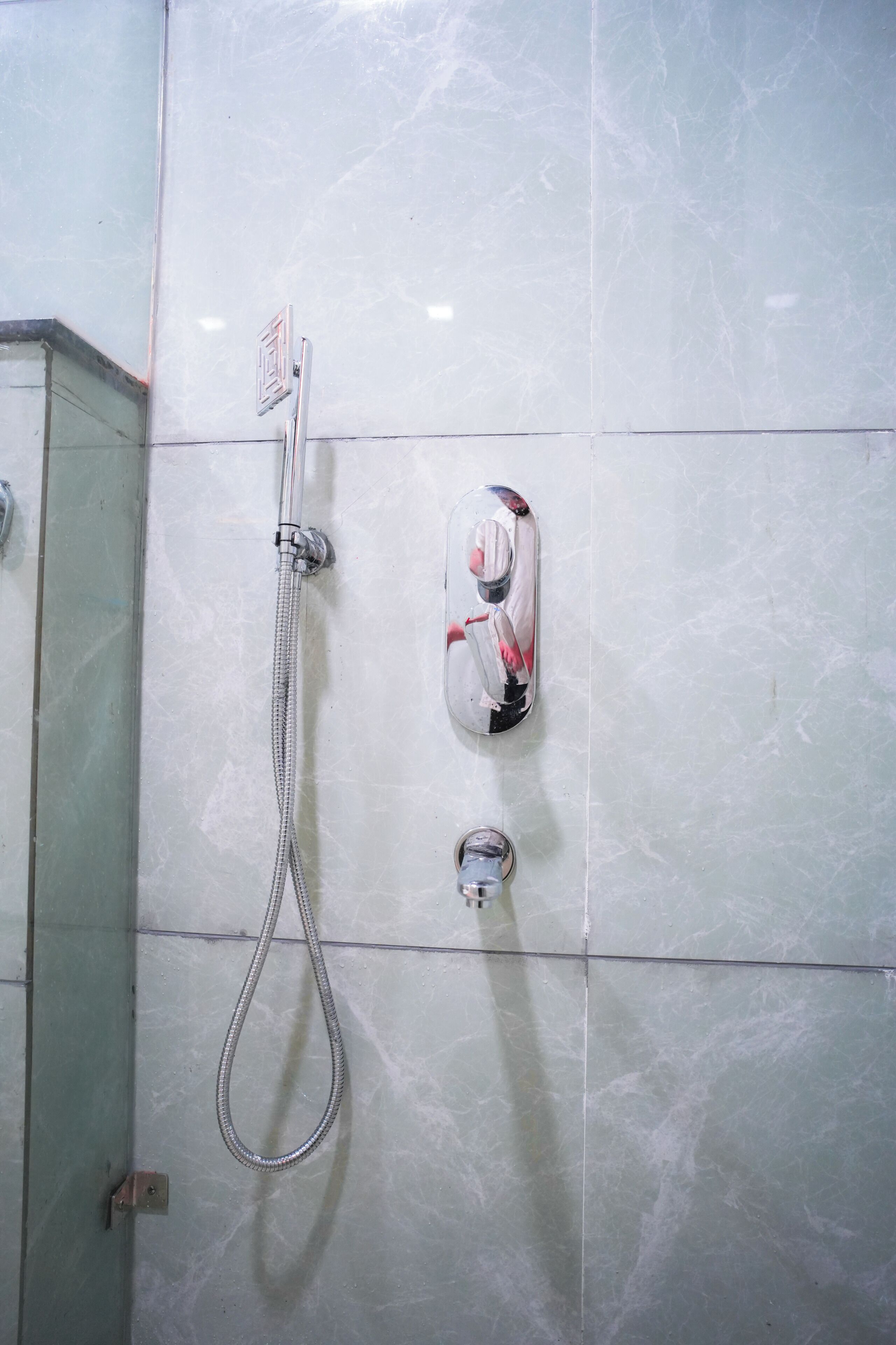 Shower, jetted bath, hair dryer, towels