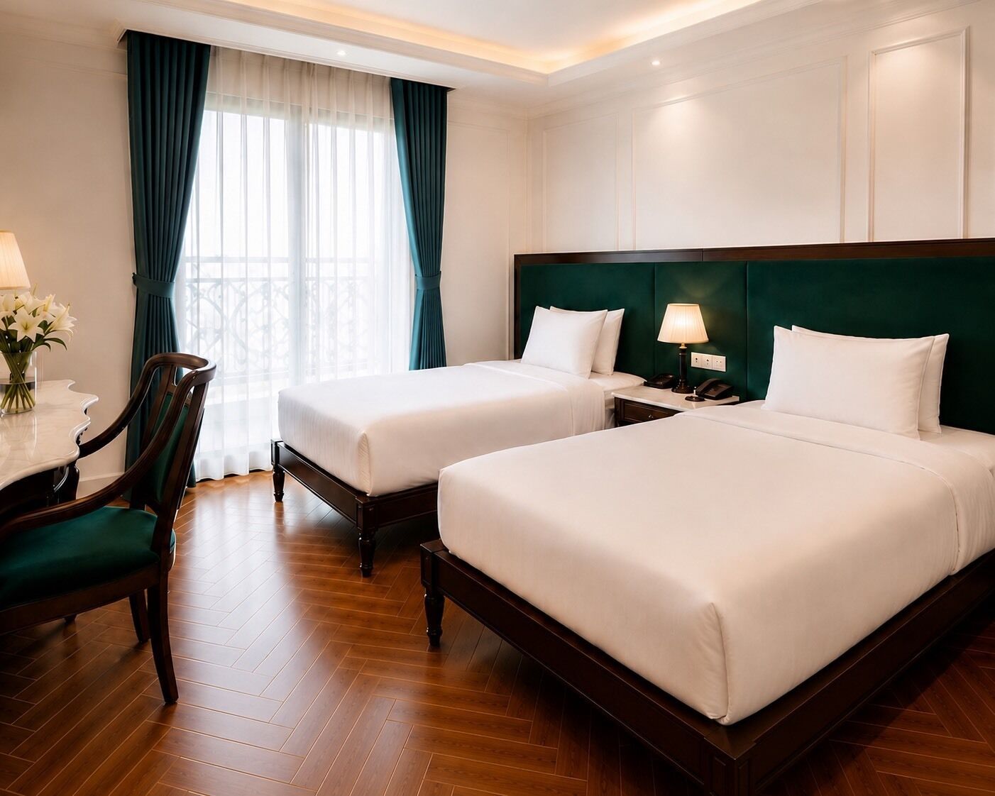 Ein Hotelzimmer mit zwei Einzelbetten, einem Schreibtisch mit Lampe, einem Sessel und Blick ins Freie durch ein Fenster mit Vorhängen.