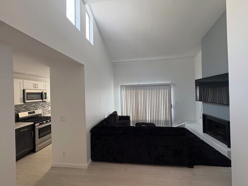 LA getaway ! Mins to beach ! 4/20 friendly-Free parking !