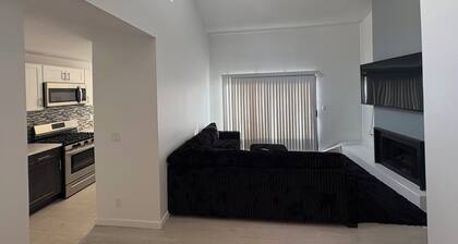 LA getaway ! Mins to beach ! 4/20 friendly-Free parking !