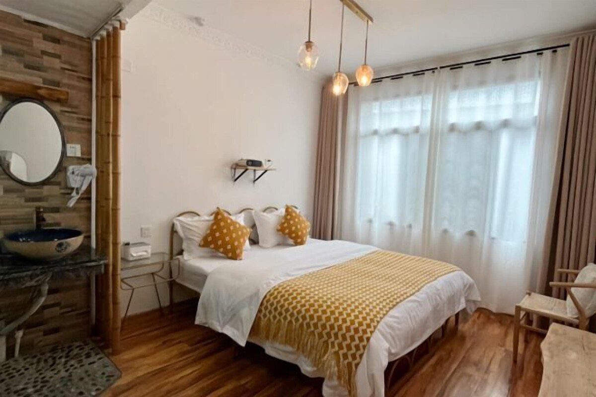 Un dormitorio con cama, mesita de noche y espejo.