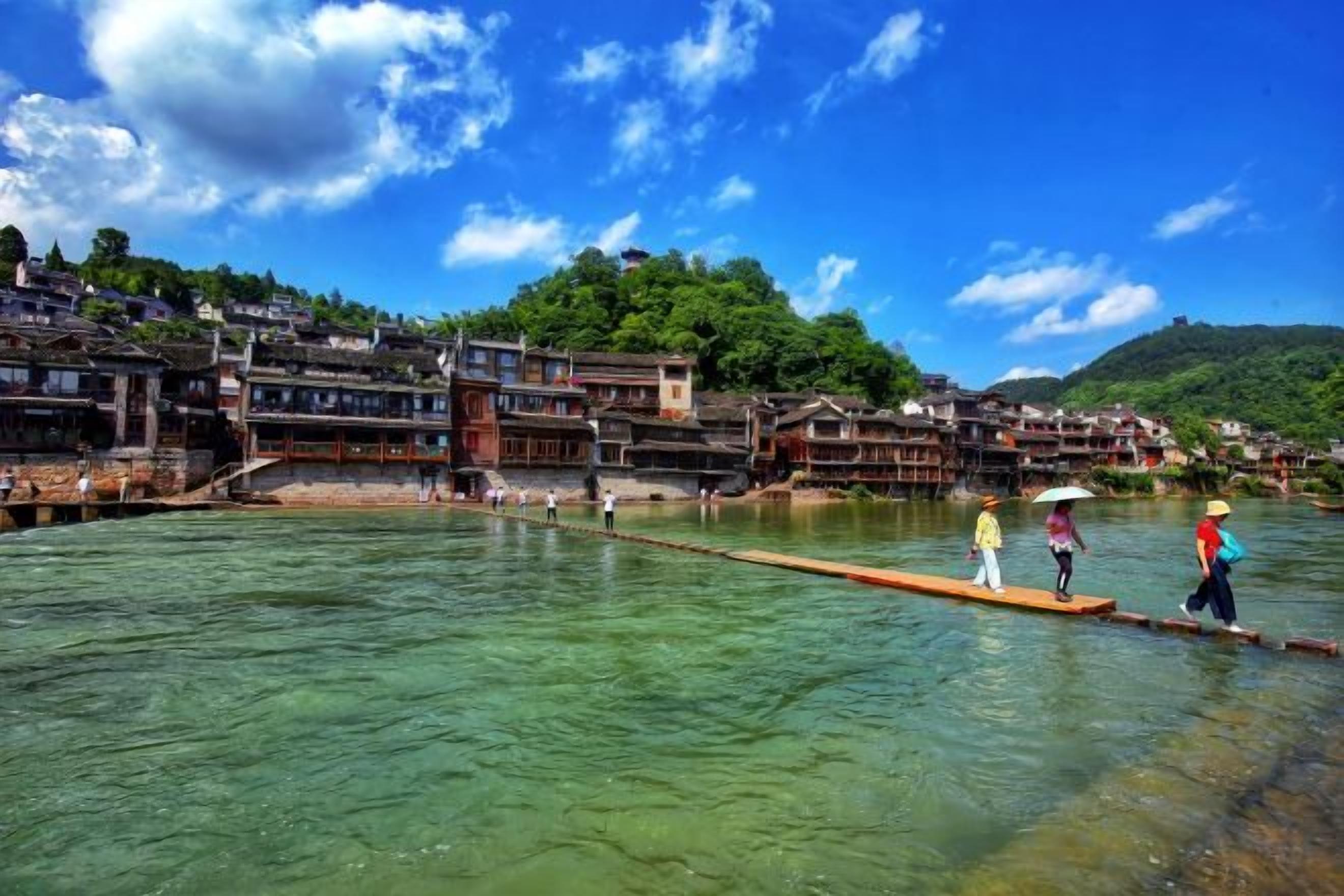 Une ville riveraine aux bâtiments traditionnels et aux eaux cristallines.