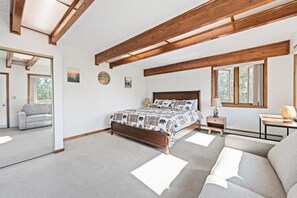 Room - Santa`s Timber Haus • Sleeps 13 • Aurora Decks (North Pole)
