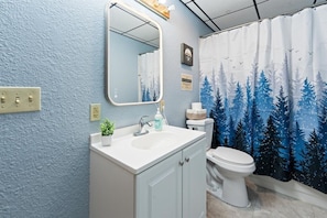 Bathroom - Santa`s Timber Haus • Sleeps 13 • Aurora Decks (North Pole)