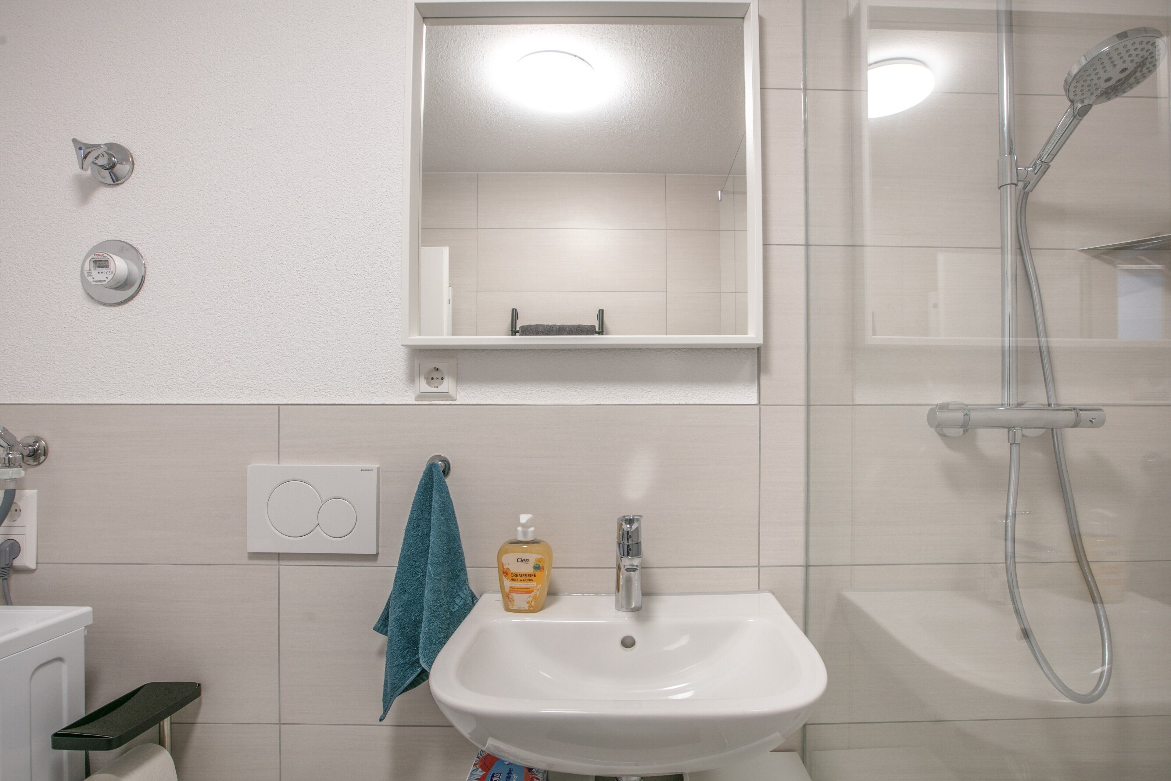 Dusche, Haartrockner, Handtücher