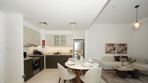 Uma cozinha moderna com área de refeições, um sofá e uma mesa de centro.