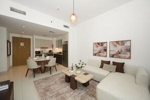 Una sala moderna con un sofá, una mesa de centro y un comedor.
