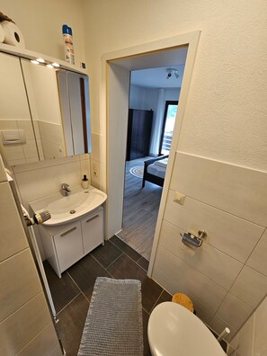Dusche, Haartrockner, Handtücher