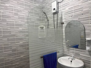 Bathroom - Apt next to Avenida España (Santo Domingo Este)