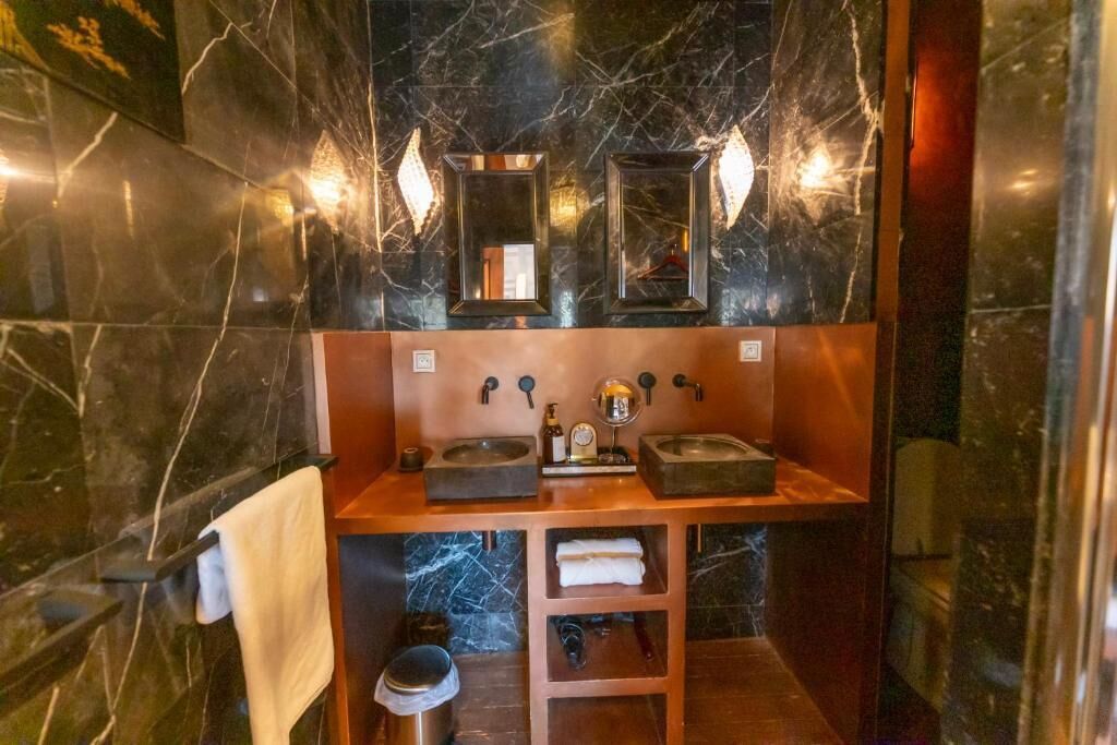 Een bubbelbad, een haardroger, handdoeken, toiletpapier