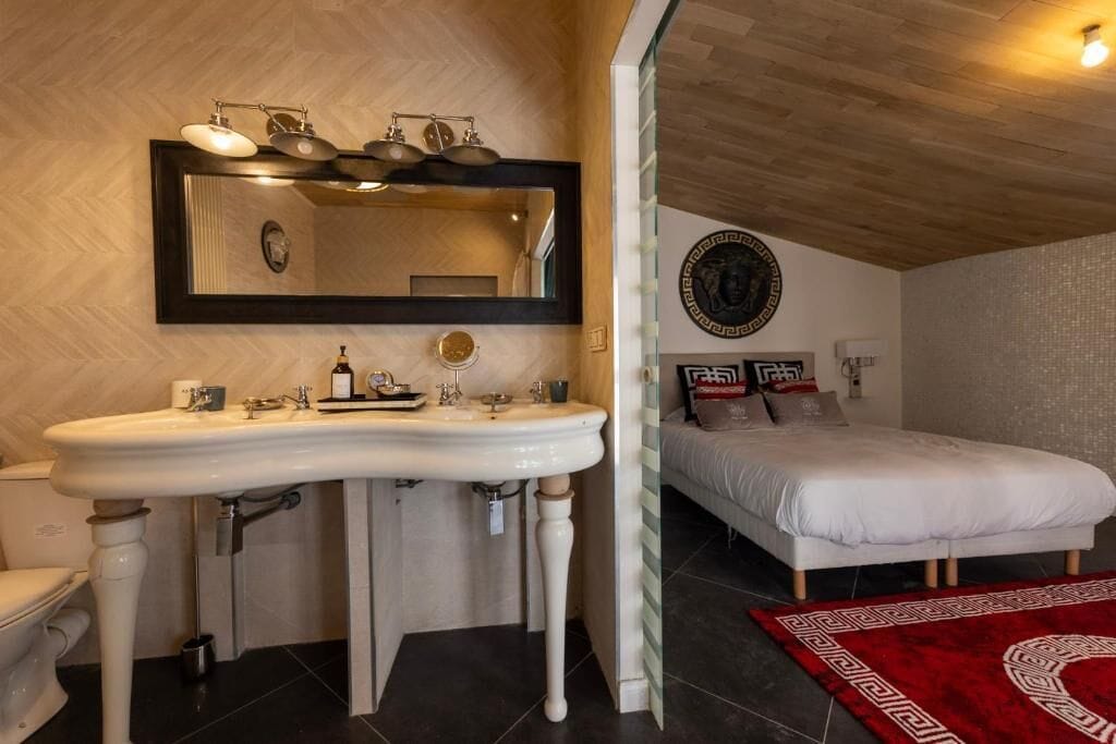 Een strijkplank/strijkijzer, wifi, beddengoed
