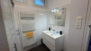 Shower, hair dryer, towels, soap - Vrbo Property (Caussou)
