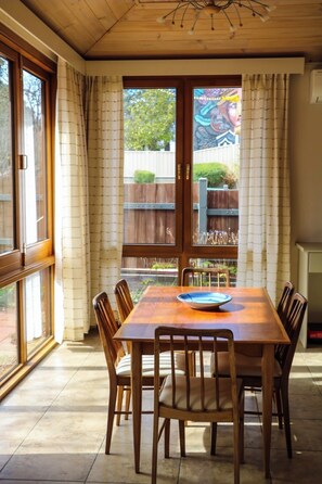 Dining - Central Park BnB (Armidale)