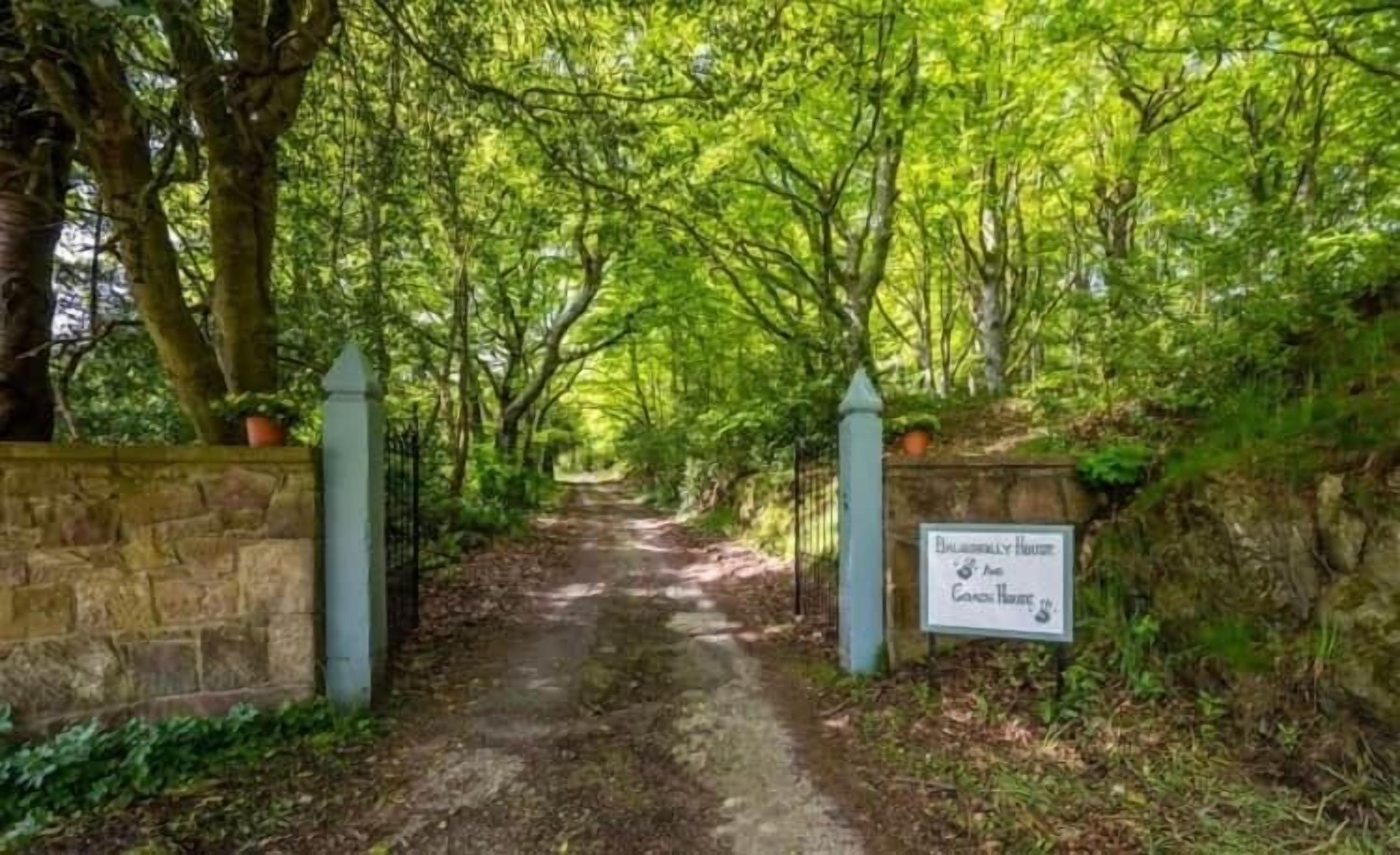 Ein Weg führt zu einem verschlossenen Eingang mit einem Schild, das privates Eigentum kennzeichnet.
