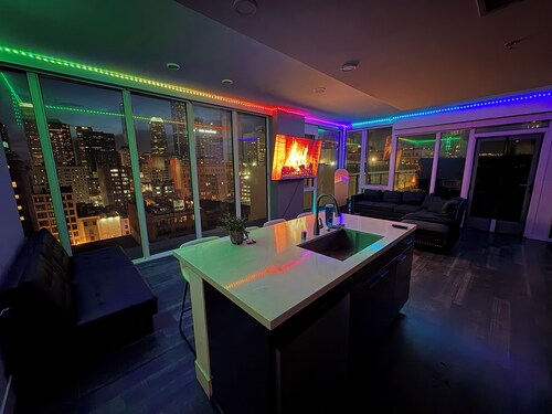 DTLA 2B Penthouse ! Free Parking ! 4/20 friendly !