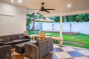 A patio with a sofa, chairs, and a table. - Villa Lia Samui (Koh Samui)