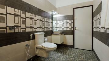 Habitación estándar doble | Baño | Ducha, toallas, jabón y champú
