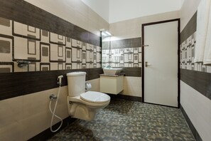 Standard-Doppelzimmer | Badezimmer | Dusche, Handtücher, Seife, Shampoo