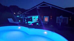 Ein Haus mit einem Schwimmbecken im Vordergrund.