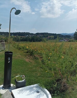 A garden with a water feature, including a fountain and a metal structure with a curved arm. - SONBERG House - near the ÖBB Weststeiermark Train Station - free bikes (Groß Sankt Florian)