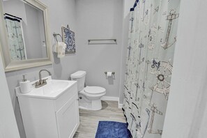 Shower, towels, shampoo - Seaside Escape 6 - Chic Studio near Coast & Dining (Fort Walton Beach)
