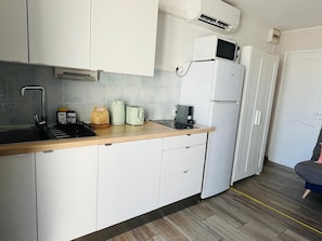 A compact kitchen with a sink, a coffee maker, a toaster, and a refrigerator. - Giens Peninsula - ocean view - direct access to the beach - La Bergerie - La Capte (Hyères)