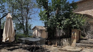 Outdoor dining - Monti Sibillini House: A Stone House in the Monti Sibillini National Park (Marche)