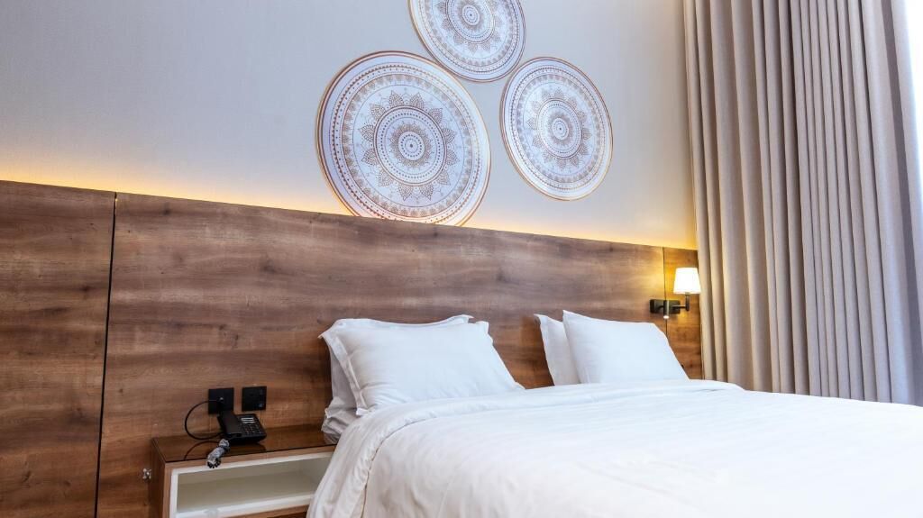 Luxury Suite | In-room safe, desk, laptop workspace, blackout drapes