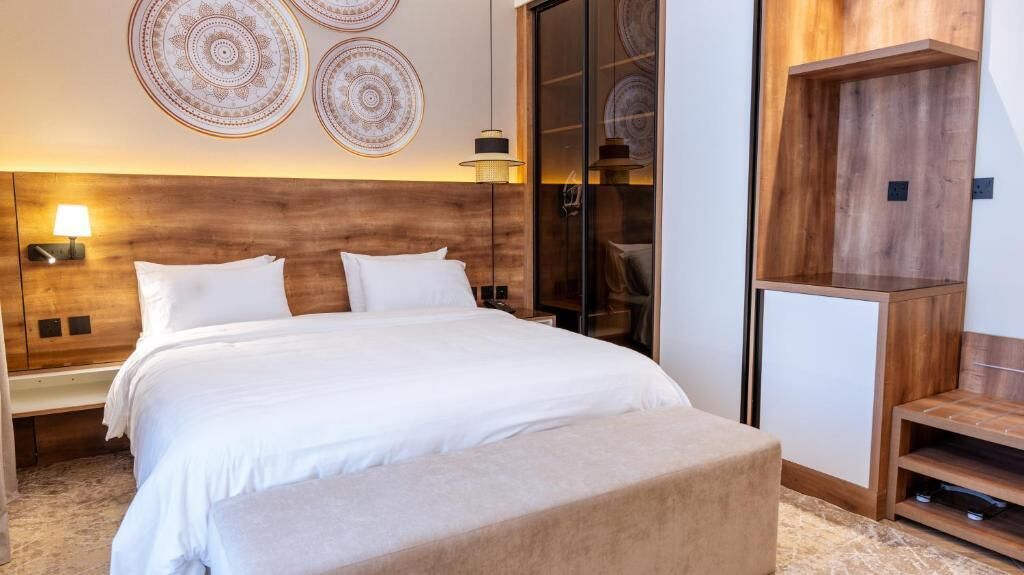 Family Suite | In-room safe, desk, laptop workspace, blackout drapes