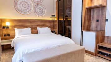 Family Suite | In-room safe, desk, laptop workspace, blackout drapes