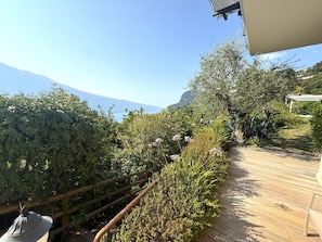 Eine Holzterrasse mit Blick auf einen Berg und einen klaren Himmel.