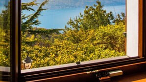A window with a view of a mountain and a lake. - Arias Giovanna Visa Lago Villa (Tremosine)