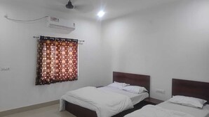Desk, laptop workspace - Hotel Shree Manglam Palace  (Jaisalmer)