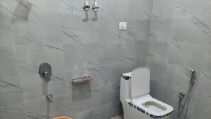 Shower, towels, soap, toilet paper - Hotel Shree Manglam Palace  (Jaisalmer)