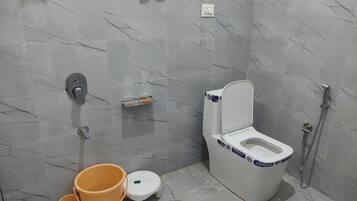Ducha, toallas, jabón, papel higiénico