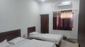 Desk, laptop workspace - Hotel Shree Manglam Palace  (Jaisalmer)