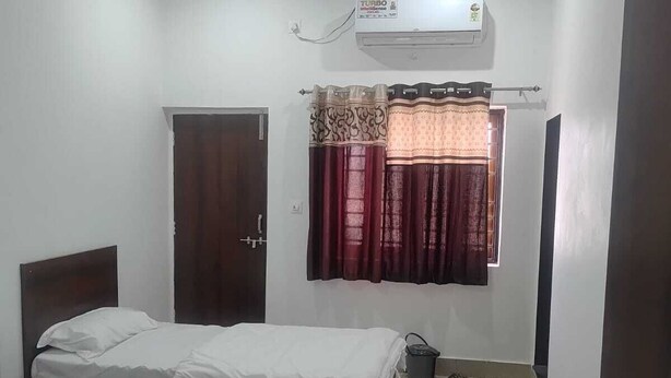 Desk, laptop workspace - Hotel Shree Manglam Palace  (Jaisalmer)