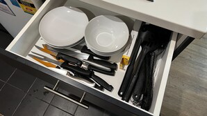 Eine Küchenschublade mit Besteck und Geschirr.