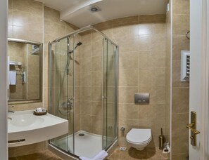 Habitación doble económica | Baño | Regadera, secadora de cabello, pantuflas, toallas 