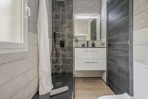 Douche, sèche-cheveux, serviettes fournies, savon
