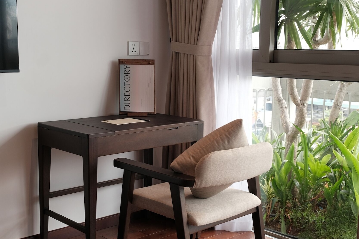 Bộ đồ giường cao cấp, minibar, két bảo mật tại phòng, bàn 